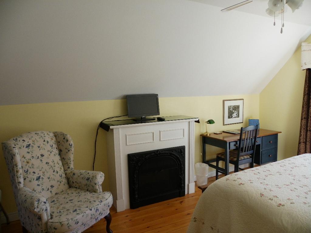 The Colonel'S In Bed And Breakfast Frédéricton Chambre photo