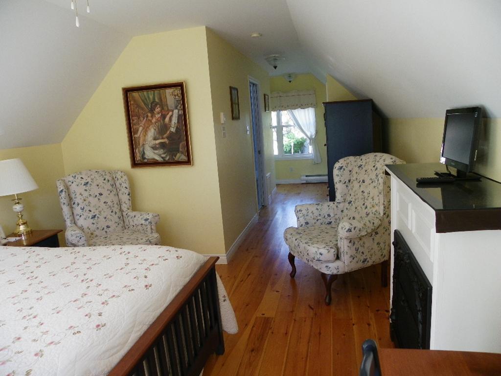 The Colonel'S In Bed And Breakfast Frédéricton Chambre photo