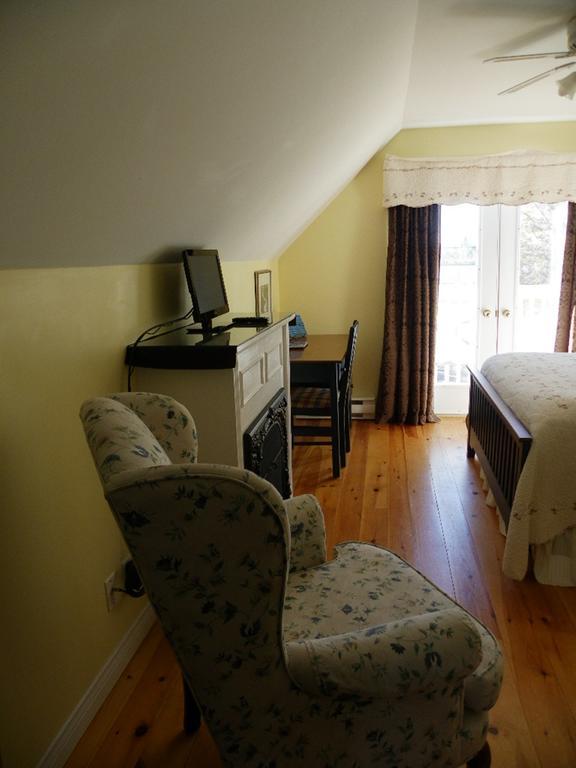 The Colonel'S In Bed And Breakfast Frédéricton Chambre photo